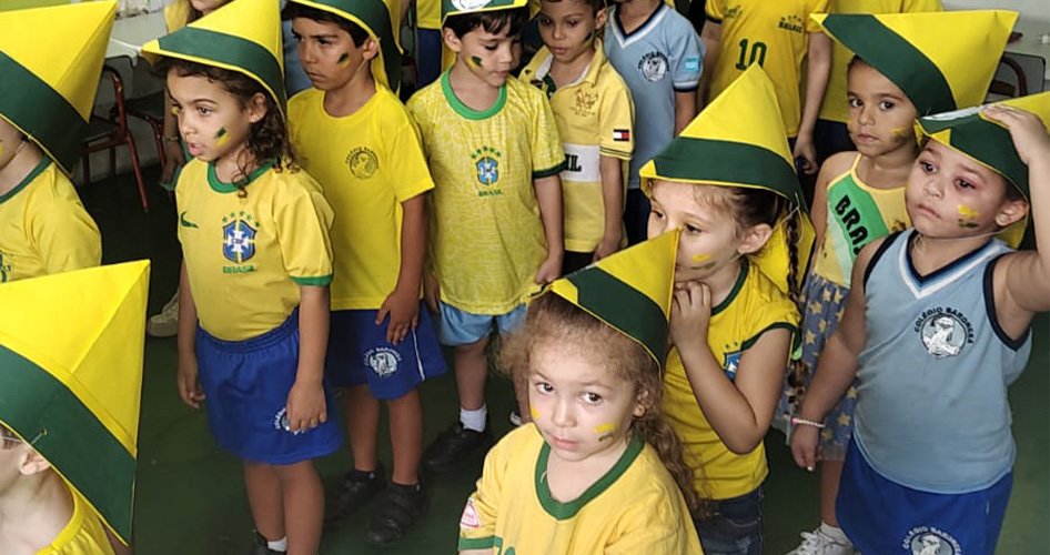 Turma da Educação Infantil do Colégio Baronesa em pé com a roupinha do Brasil